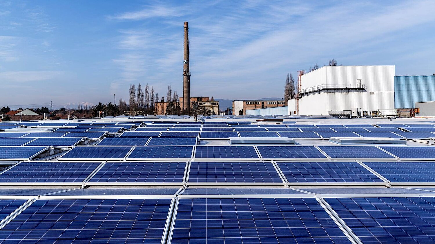 Dach - Photovoltaik Anlage des neuen Gewerbeparks 