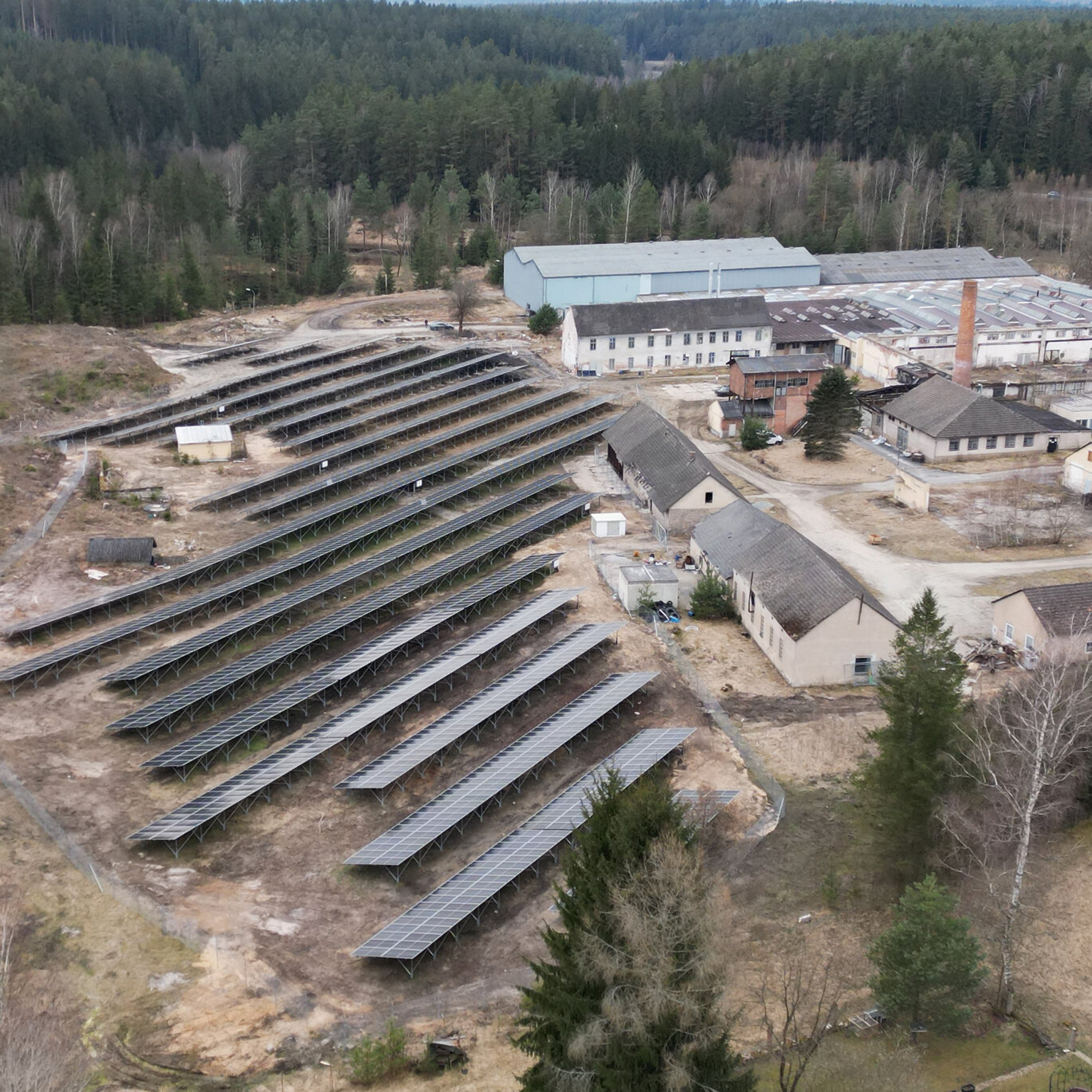 Foto neue Photovoltaik-Anlage auf dem stillgelegten Gelände der ehemaligen Glasfabrik
