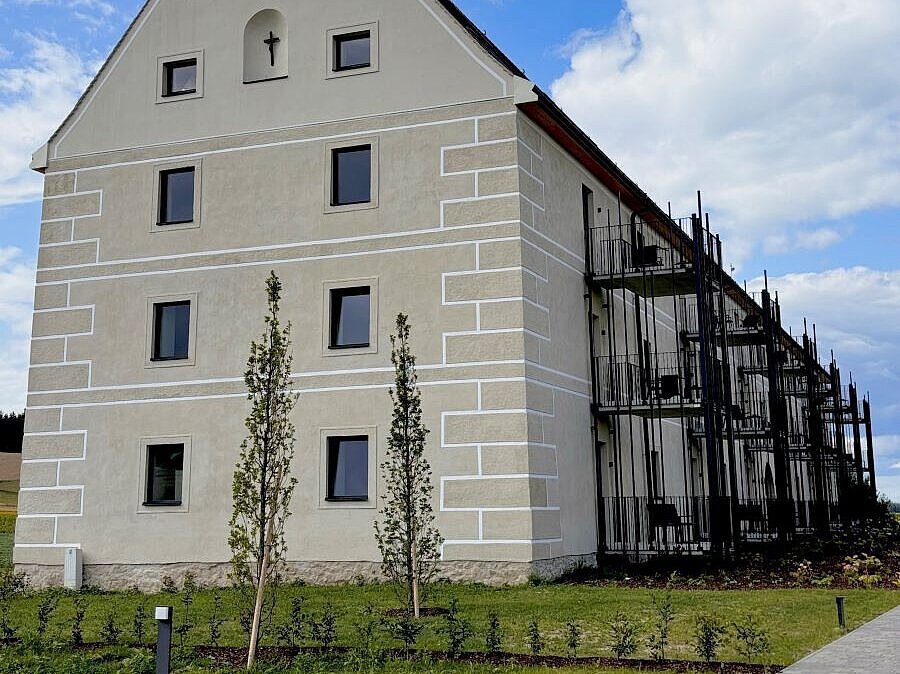 Neue Fassade des Kornspeichers mit aufgesetzten Balkonen