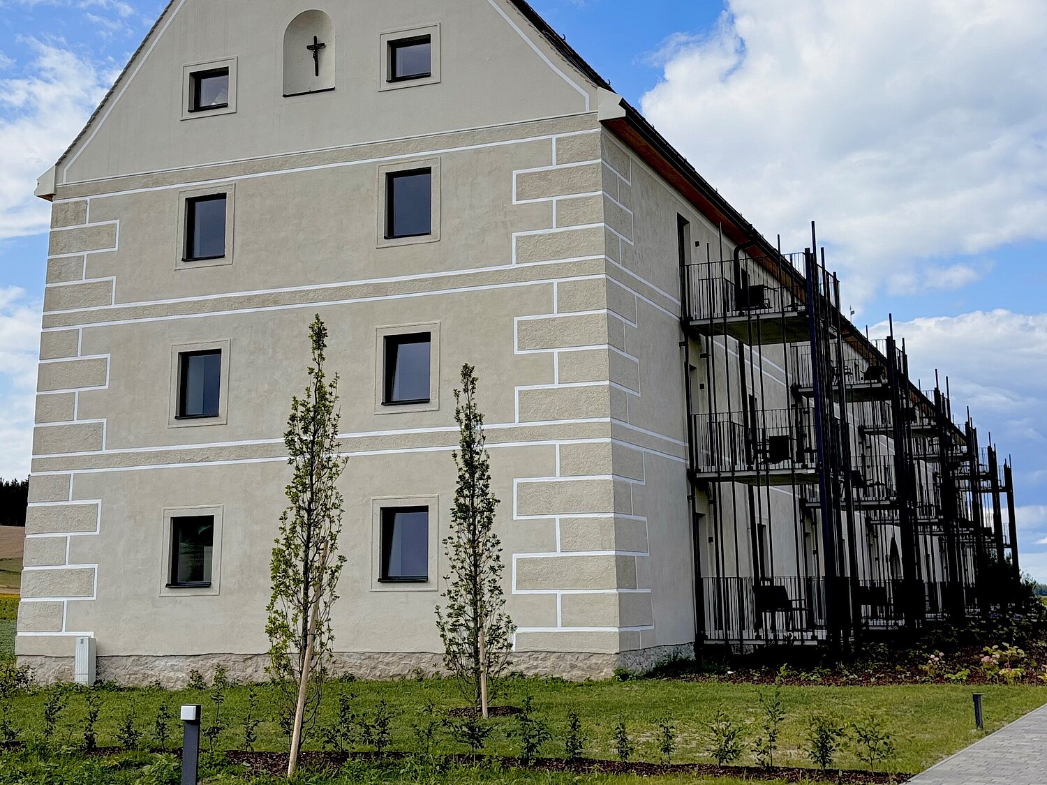 Neue Fassade des Kornspeichers mit aufgesetzten Balkonen