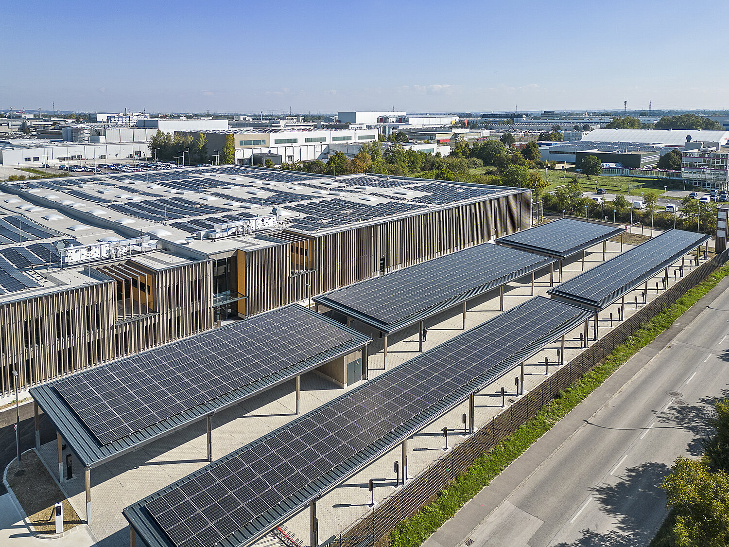 Außenbereich mit Solarpanelen als Überdachung der Stellplätze