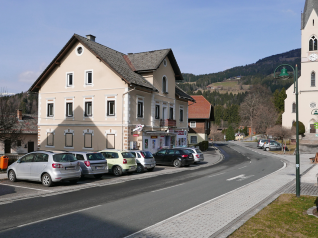 Die Ortsmitte und das alte Scherzhaus vor der Revitalisierung