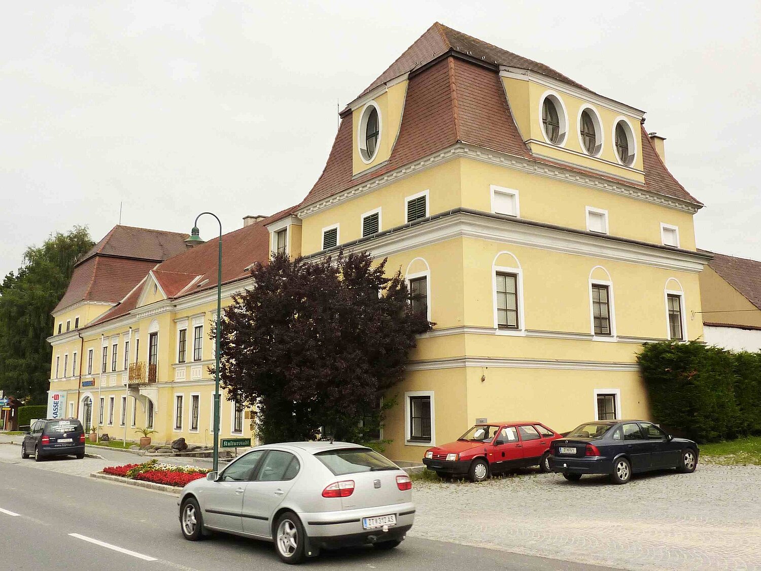 Außenansicht Schloss Göpfritz vorher