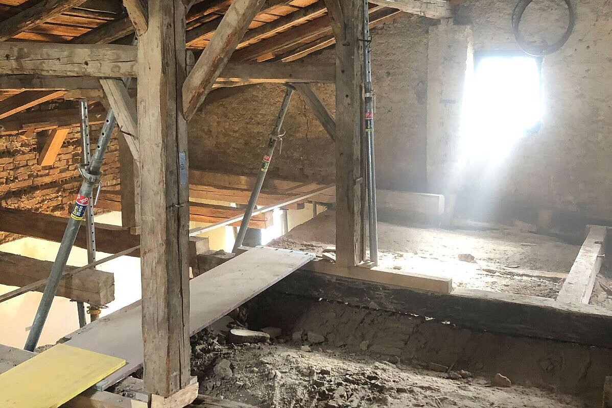 Foto vom Innenraum im Haus der Nachhaltigkeit vor der Renovierung