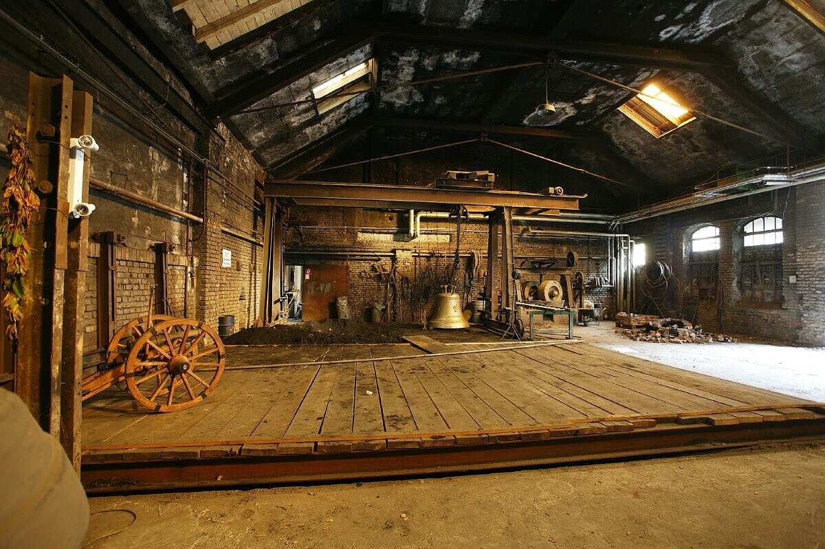 Altes Holzgebäude, die alte Gusswerkstatt vor dem Umbau.