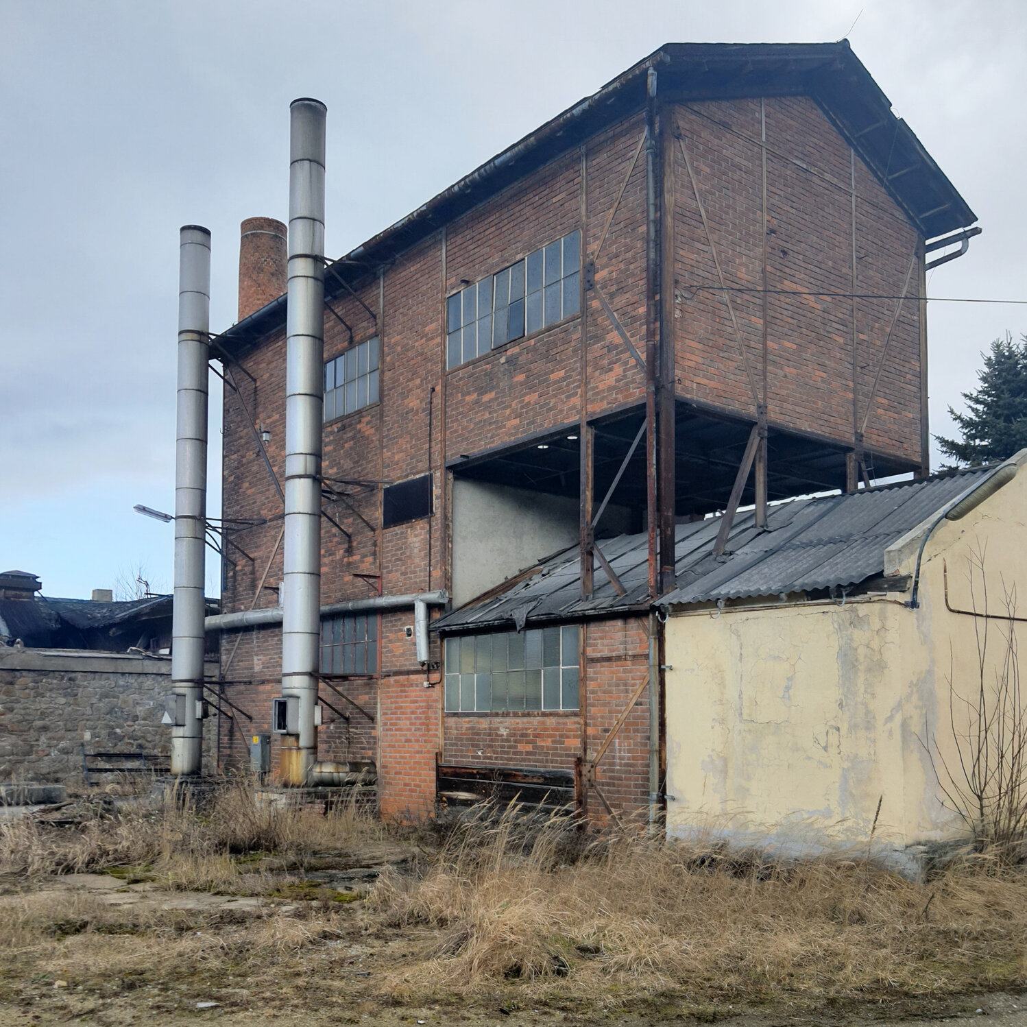 Foto leerstehende Glasfabrik