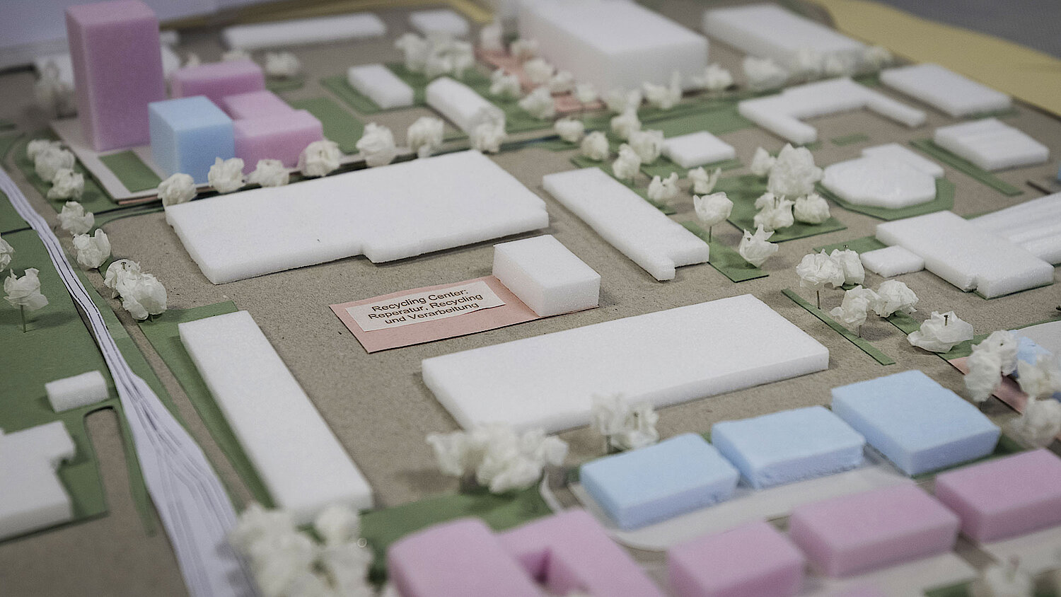 Ein Modellbau aus Kunststoff in den Farben weiß, hellblau und rosa zu einem der Student:innen Entwürfe