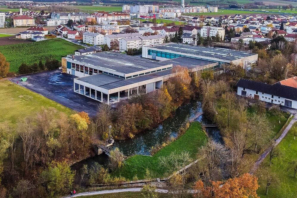 Foto der ungenutzten Lagerhallen vor dem Umbau