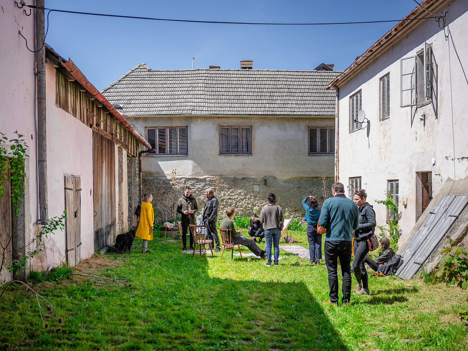 Menschen im Innenhof
