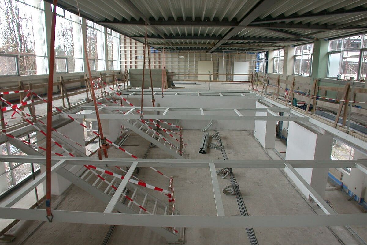 Einzug einer Zwischendecke in die ehemalige Schwimmhalle Einzug einer Zwischendecke in die ehemalige Schwimmhalle