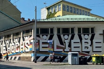 Die alte Waldkirche von außen "Die höchste Liebe" 