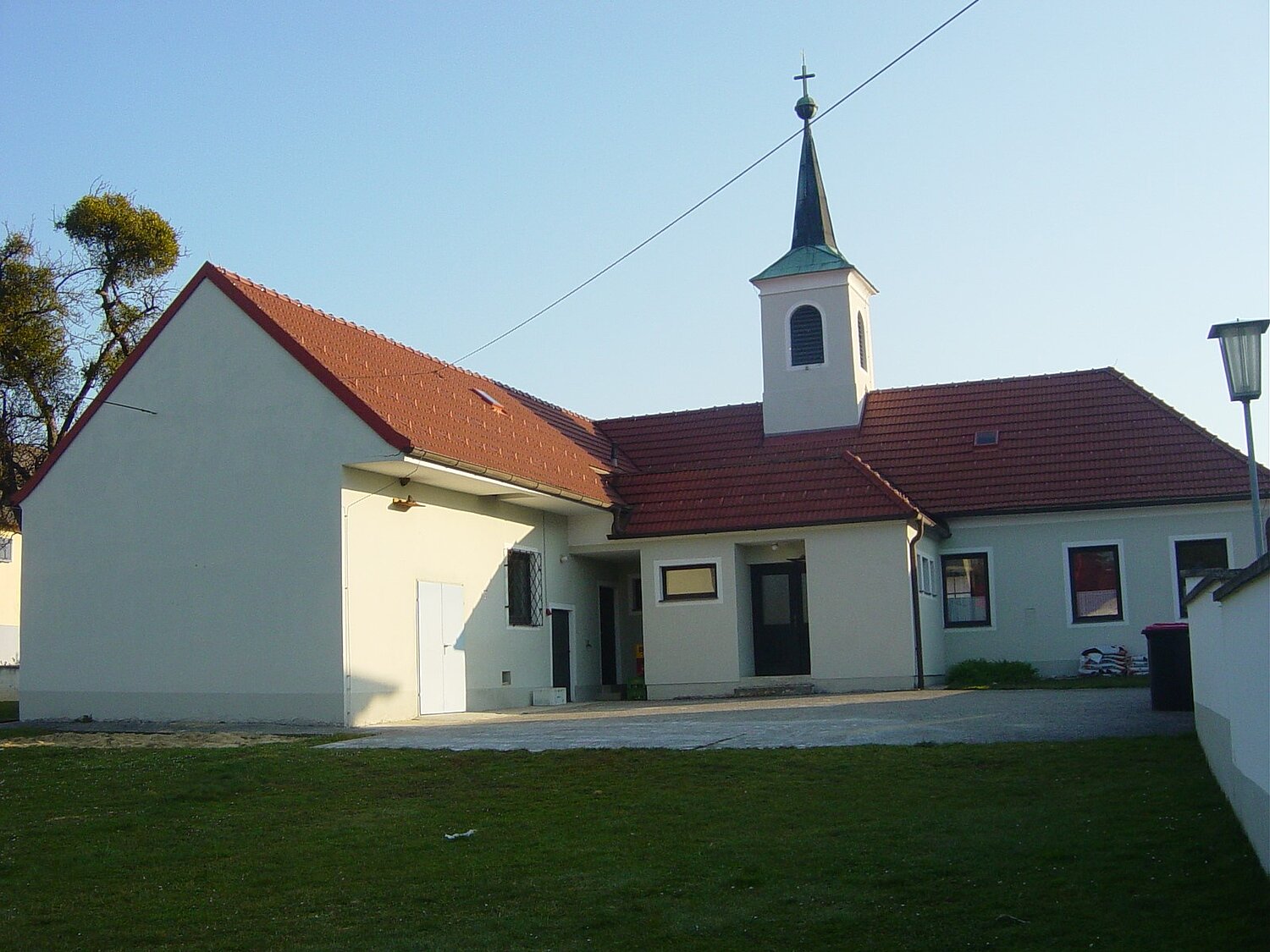 Außenansicht des ehemaligen Schulgebäudes vor dem Umbau