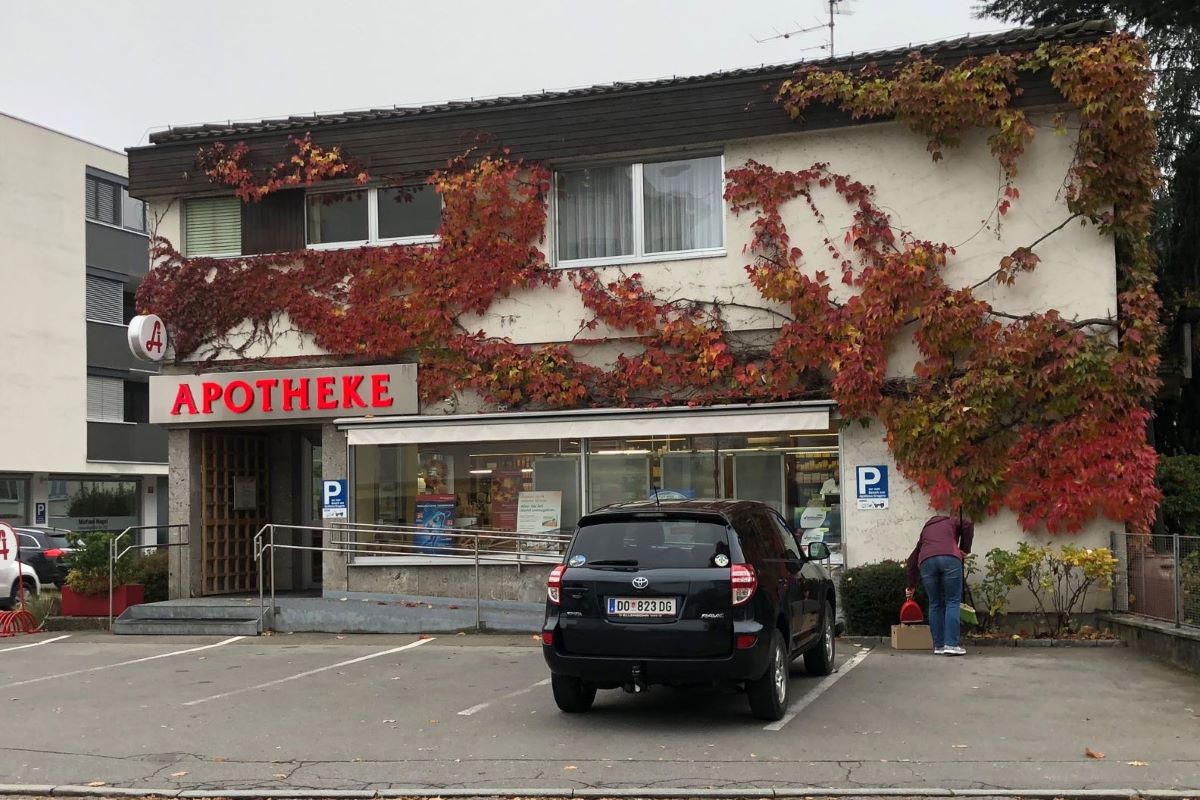 Vor dem Umbau war die Oswald Apotheke ein einstöckiges mit Efeu bewachsenes Gebäude.