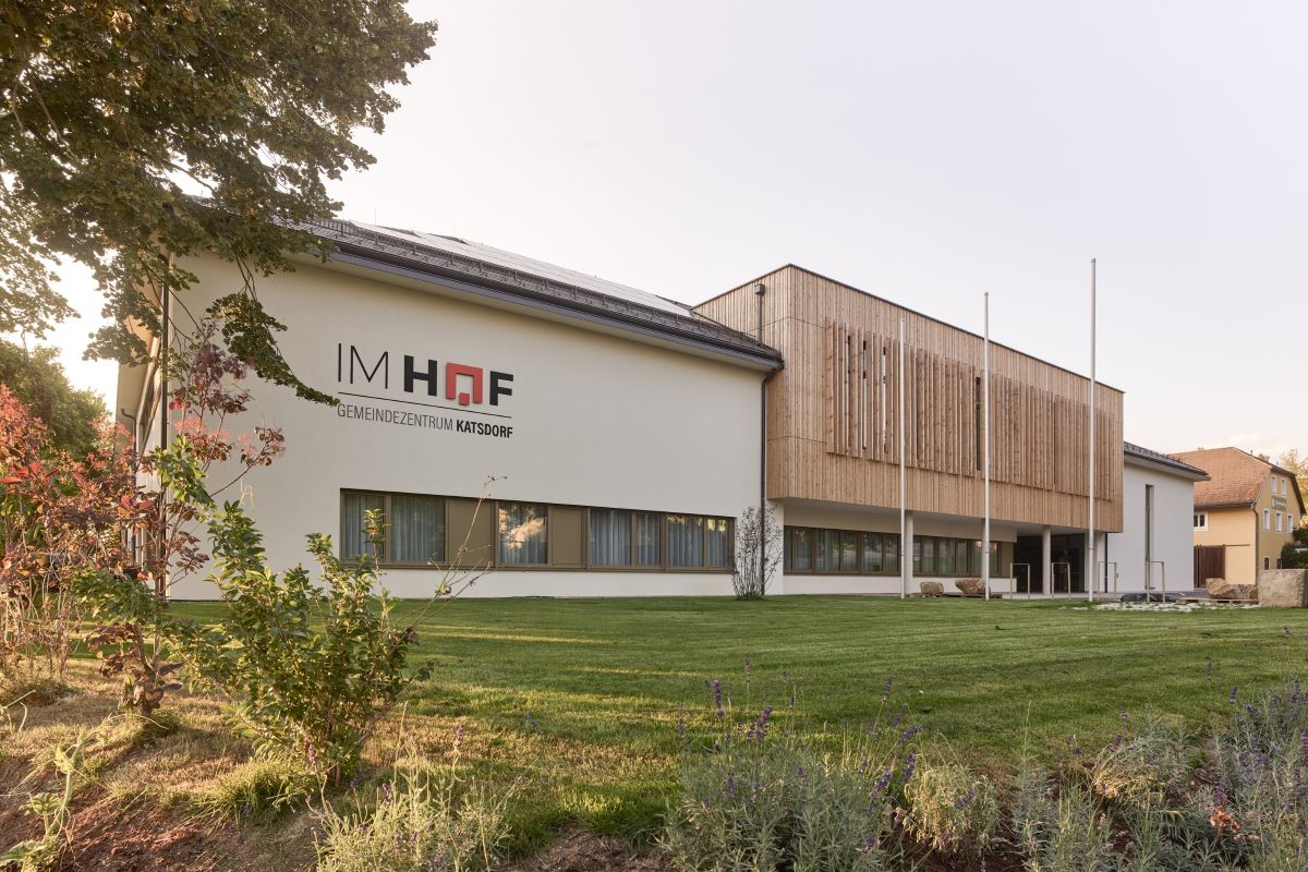 Außenansicht des Gemeindezentrums. Modernes Gebäude mit Elementen aus Holz.