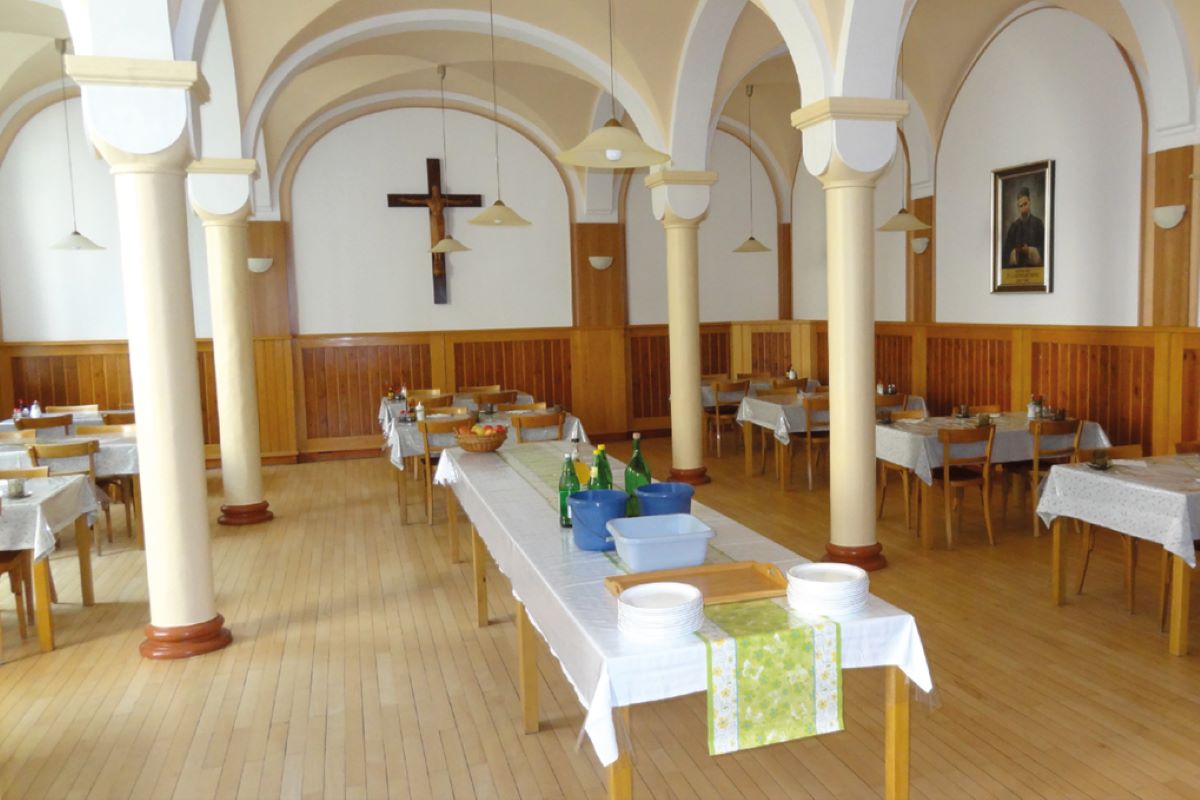Heller Speisesaal mit langen Tischen vor der Revitalisierung.