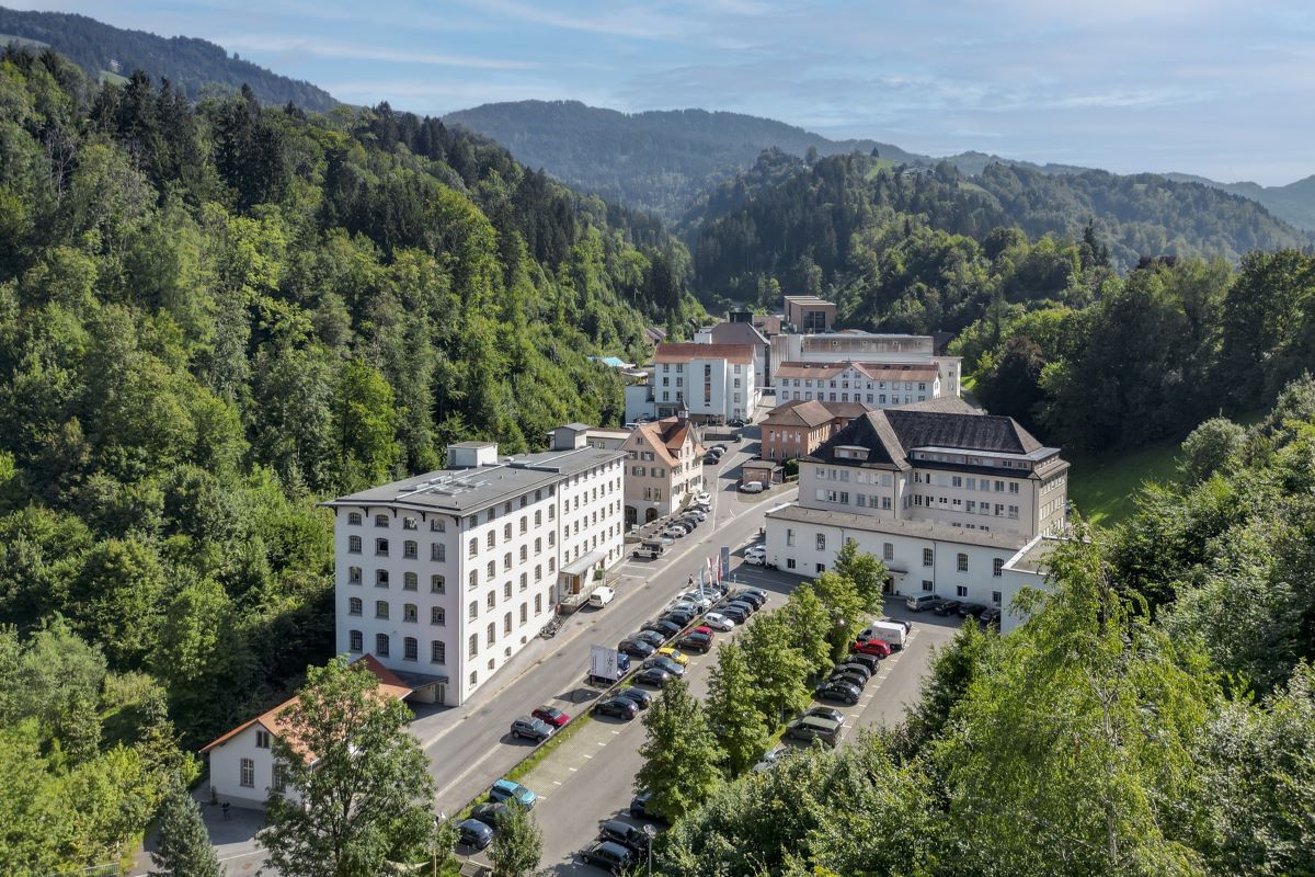 Das Steinebach Areal mit mehreren mehrstöckigen Gebäuden umgeben von grüner Landschaft