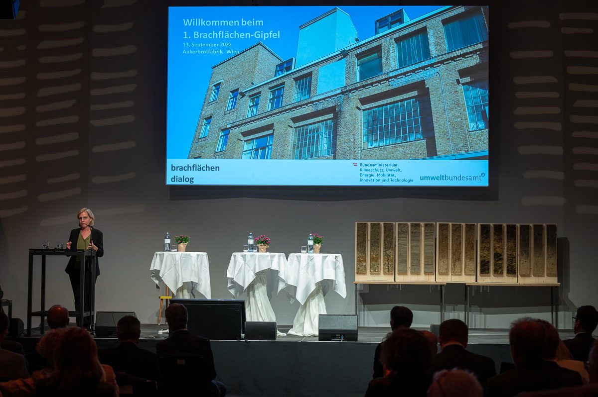 Foto L. Gewessler auf der Bühne beim Brachflächen-Gipfel