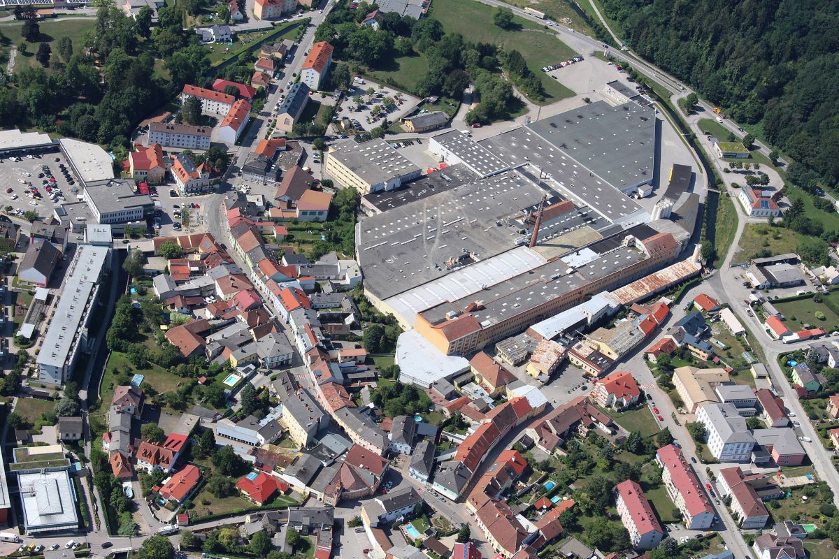 Luftbildaufnahme des Betriebsareals Laufen