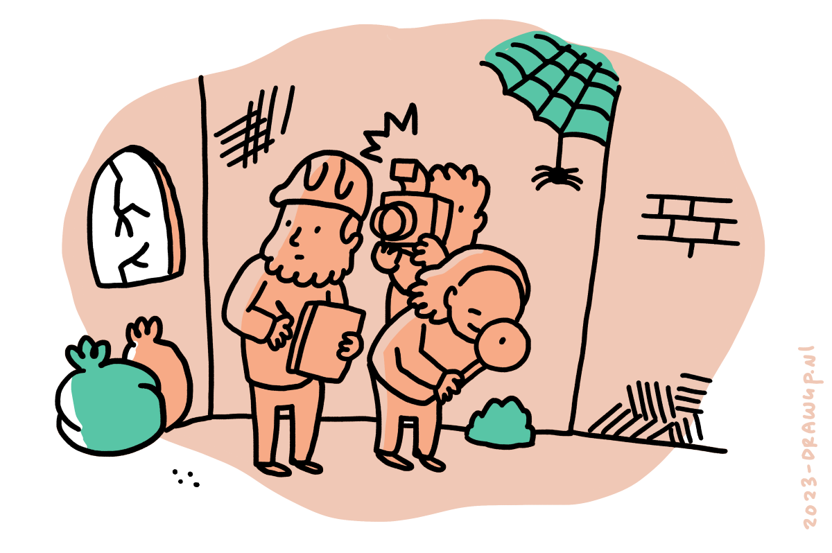 Eine Gruppe aus drei Personen untersucht ein altes Gebäude