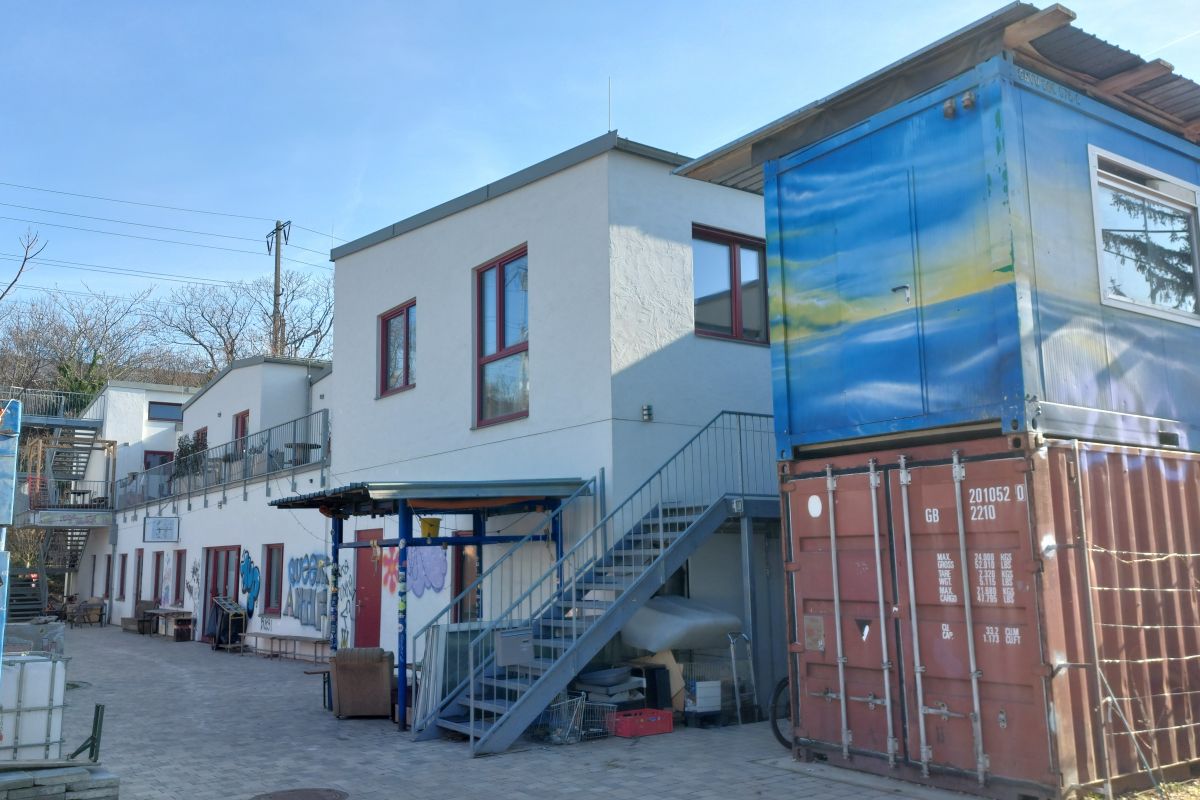 Brachfläche mit leerstehenden Gebäuden und Container.